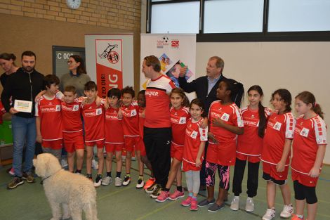 Gruppenfoto im neuen Trikot mit den Kids von Fußball trifft Kultur Gruppenfoto im neuen Trikot mit den Kids von Fußball trifft Kultur