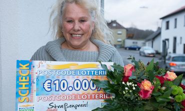 Sigrid freut sich über den Straßenpreis der Dezember-Ziehung Sigrid freut sich über den Straßenpreis der Dezember-Ziehung