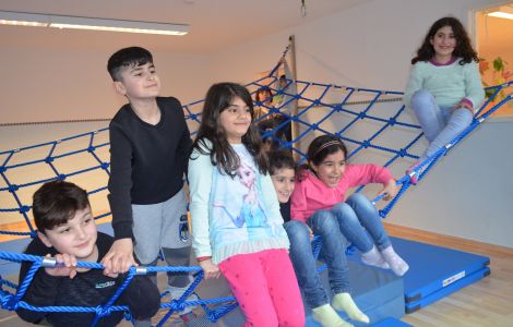 Im Bewegungs- und Entspannungsraum sollen Kinder lernen, ihre motorischen Fähigkeiten einzuschätzen und aufzubauen, um präventiv Verhaltensstörungen vorzubeugen. Im Bewegungs- und Entspannungsraum sollen Kinder lernen, ihre motorischen Fähigkeiten einzuschätzen und aufzubauen, um präventiv Verhaltensstörungen vorzubeugen.