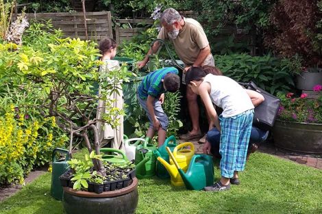 Im Begegnungsgarten gärtnern Jung und Alt gemeinsam Im Begegnungsgarten gärtnern Jung und Alt gemeinsam