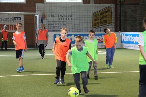 In Lehrte kicken kleine Sportler dank der Teilnehmer der Deutschen Postcode Lotterie In Lehrte kicken kleine Sportler dank der Teilnehmer der Deutschen Postcode Lotterie