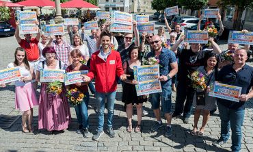 Unsere jubelnden Monatsgewinner in Kelheim Unsere jubelnden Monatsgewinner in Kelheim