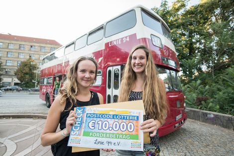 Dank unserer Teilnehmer können wir einen großen Scheck an das Projekt übergeben Dank unserer Teilnehmer können wir einen großen Scheck an das Projekt übergeben