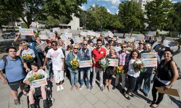 So viele glückliche Gewinner jubeln in Berlin Spandau So viele glückliche Gewinner jubeln in Berlin Spandau