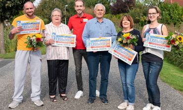 Nachbarn freuen sich gemeinsam in Wurster Nordseeküste, denn ihr Postcode hat Glück beim zweiten Straßenpreis im September Nachbarn freuen sich gemeinsam in Wurster Nordseeküste, denn ihr Postcode hat Glück beim zweiten Straßenpreis im September