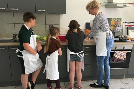 Das gemeinsame Kochen macht Spaß. Das gemeinsame Kochen macht Spaß.