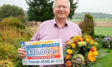 Georg jubelt über 10.000 Euro Georg jubelt über 10.000 Euro