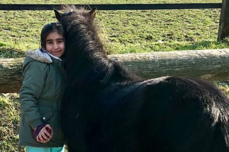 Ein Pony wird zum besten Freund Ein Pony wird zum besten Freund