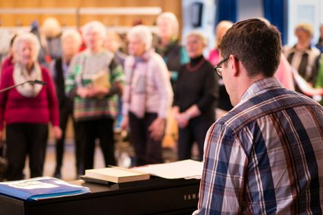 Die Proben in vollem Gange – gemeinsames Singen verbindet Die Proben in vollem Gange – gemeinsames Singen verbindet