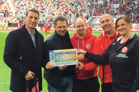 Ein Block der Tribüne wird zum Treffpunkt von Fans ohne Gehör – dank unserer Teilnehmer Ein Block der Tribüne wird zum Treffpunkt von Fans ohne Gehör– dank unserer Teilnehmer