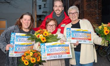 Wir gratulieren unseren drei Straßenpreis-Gewinnerinnen aus dem Postcode 30165 BZ Wir gratulieren unseren drei Straßenpreis-Gewinnerinnen aus dem Postcode 30165 BZ