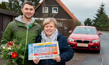 Jenniver freut sich über den Straßenpreis: 10.000 Euro und ein neuer BMW 1er Jenniver freut sich über den Straßenpreis: 10.000 Euro und ein neuer BMW 1er