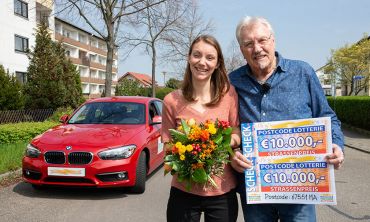 Volker freut sich mit seiner Enkelin Sarah über den vierten Straßenpreis der April-Ziehung Volker freut sich mit seiner Enkelin Sarah über den vierten Straßenpreis der April-Ziehung