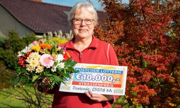 Elke aus Horst jubelt über 10.000 Euro beim Straßenpreis Elke aus Horst jubelt über 10.000 Euro beim Straßenpreis