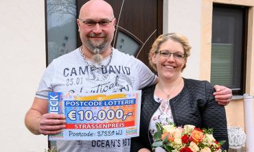 Carsten und Silvana freuen sich über 10.000 Euro Carsten und Silvana freuen sich über 10.000 Euro