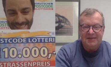 Unser erster Straßenpreis-Gewinner im April wird per Video-Anruf überrascht Unser erster Straßenpreis-Gewinner im April wird per Video-Anruf überrascht