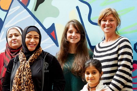 Gemeinsam kreieren die Frauen bei Chickpeace verschiedenste Köstlichkeiten Gemeinsam kreieren die Frauen bei Chickpeace verschiedenste Köstlichkeiten