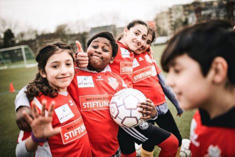 Beim Fußball lernen die Mädchen Zusammenhalt und Teamwork Beim Fußball lernen die Mädchen Zusammenhalt und Teamwork
