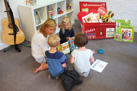 Mit der STARKE KINDER KISTE! können sich KITA-Kinder spielerisch und mit viel Freude mit dem eigenen Körper, mit Gefühlen und dem Umgang mit Grenzen auseinandersetzen Mit der STARKE KINDER KISTE! können sich KITA-Kinder spielerisch und mit viel Freude mit dem eigenen Körper, mit Gefühlen und dem Umgang mit Grenzen auseinandersetzen