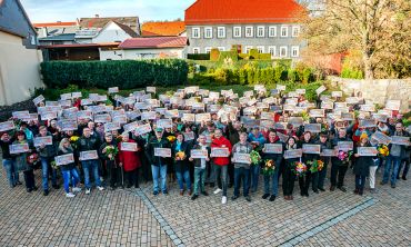 So viele Glückliche konnten noch nie gemeinsam jubeln. Herzlichen Glückwunsch nach Gräfenroda So viele Glückliche konnten noch nie gemeinsam jubeln. Herzlichen Glückwunsch nach Gräfenroda