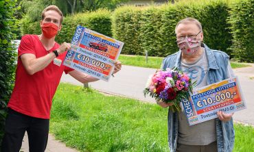 Herzlichen Glückwunsch zum vierten Straßenpreis der Juni-Ziehung nach Hamburg Herzlichen Glückwunsch zum vierten Straßenpreis der Juni-Ziehung nach Hamburg