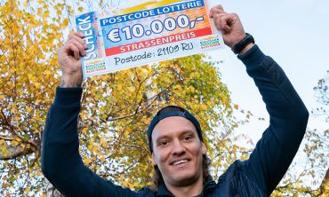 Juhu! Unser Gewinner reißt stolz seinen Scheck in die Höhe Juhu! Unser Gewinner reißt stolz seinen Scheck in die Höhe