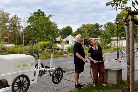 Das Lastenrad ermöglicht Anwohner die Bewässerung von Bäumen Das Lastenrad ermöglicht Anwohner die Bewässerung von Bäumen