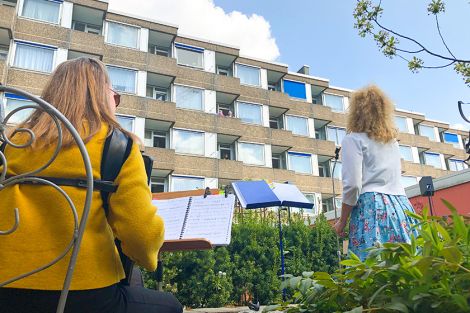 Musiker und Sänger treten im Innenhof des Pflegeheims auf Musiker und Sänger treten im Innenhof des Pflegeheims auf