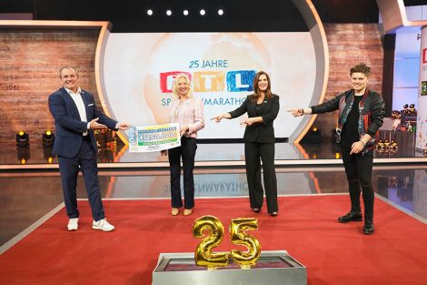 Geschäftsführerin der Postcode Lotterie Annemiek Hoogenboom, Botschafterin Katarina Witt und Unterstützer Michael Patrick Kelly überreichen gemeinsam einen Scheck beim RTL-Spendenmarathon Geschäftsführerin der Postcode Lotterie Annemiek Hoogenboom, Botschafterin Katarina Witt und Unterstützer Michael Patrick Kelly überreichen gemeinsam einen Scheck beim RTL-Spendenmarathon